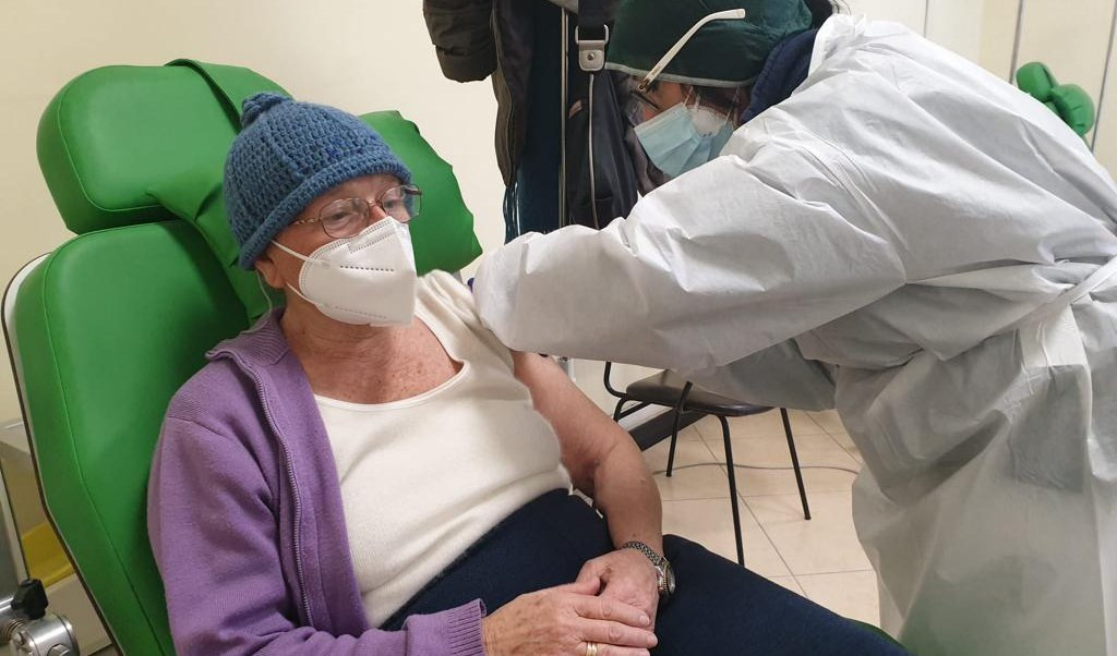 Covid, in Asl4 caccia ai vaccini: un mese di attesa e farmacie prese d’assalto