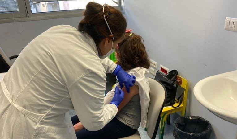 Vaccinazioni bambini, dal 2021 hanno ripreso a crescere