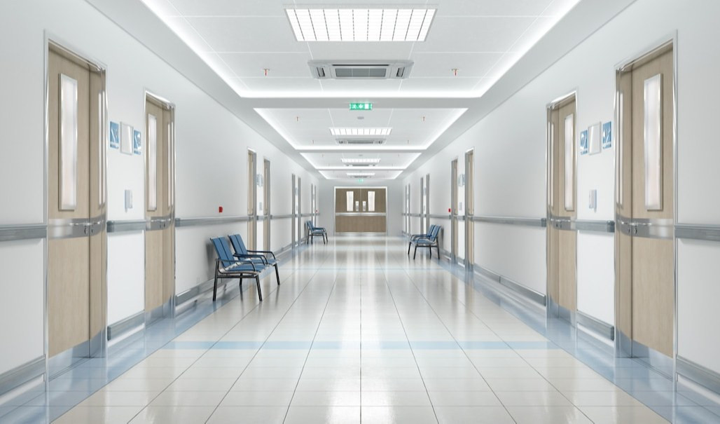 Aumentano le fughe di pazienti dalla Liguria Corridoio ospedale con pavimento bianco