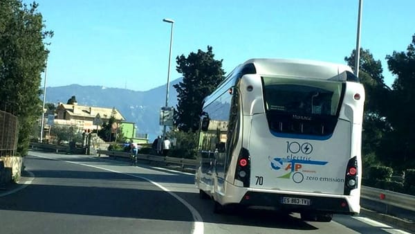 Tocca le parti intime di due donne sul bus, 80enne agli arresti domiciliari