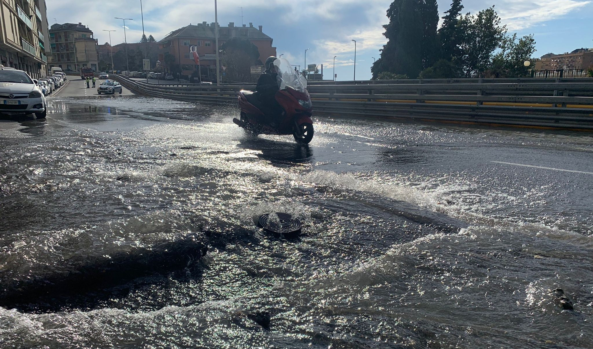 Genova, si rompe una tubatura e corso Europa si trasforma in una piscina