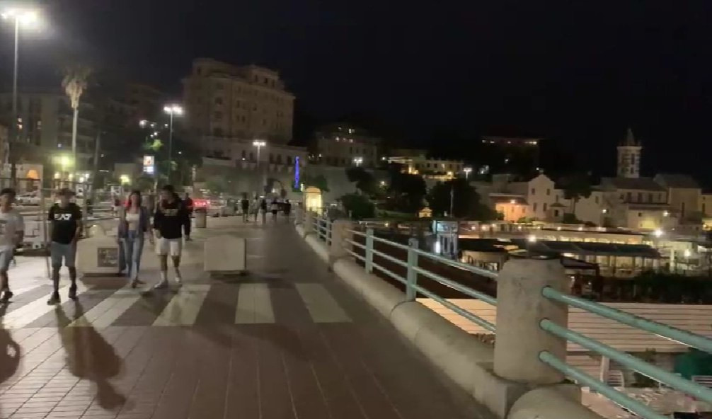Ubriaco cade da un muro vicino a una discoteca di corso Italia: ricoverato al San Martino