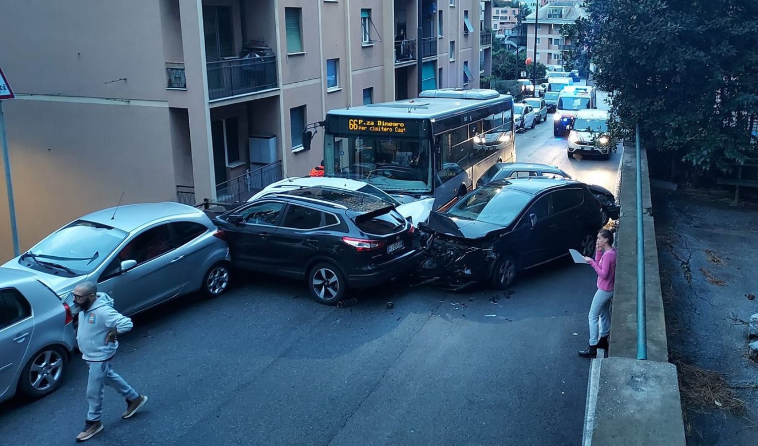 Genova, bus contro sei auto in corso Martinetti: possibile malore dell'autista