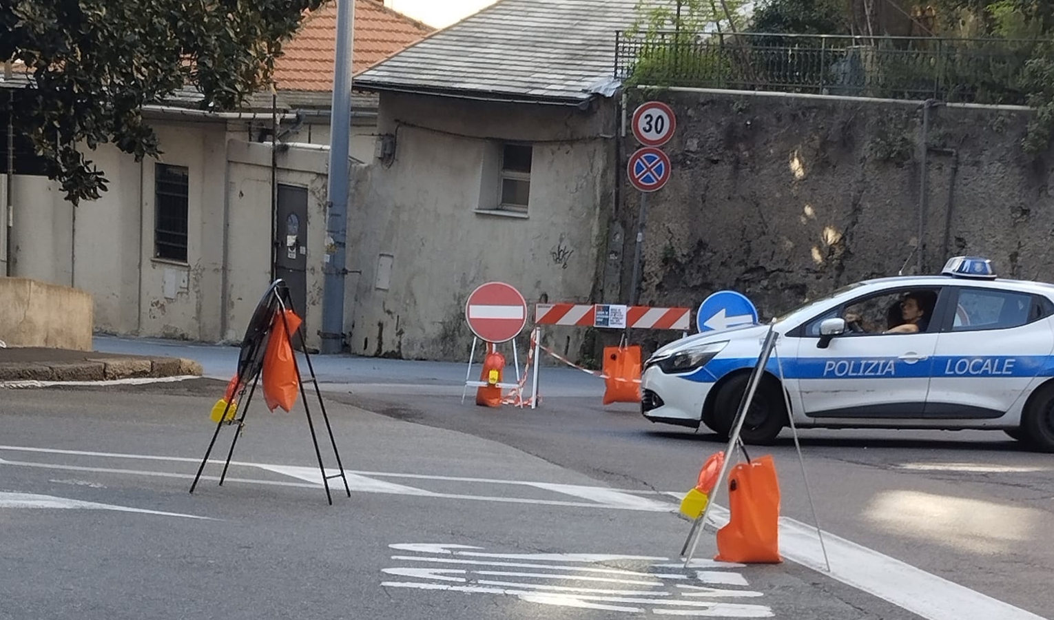 Genova, cadono pezzi di cornicione: chiuso corso Martinetti