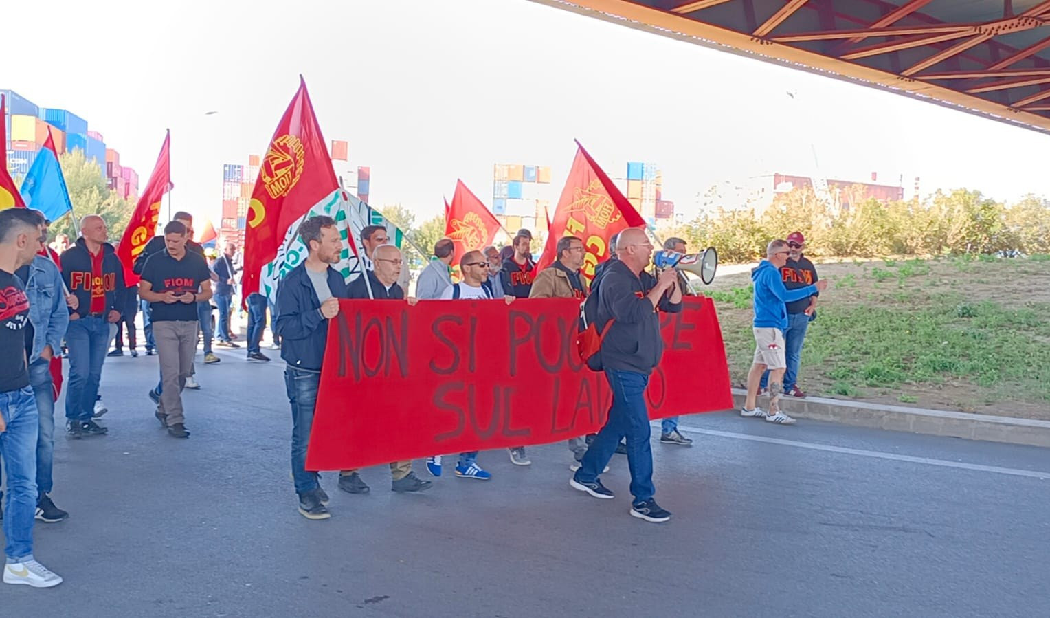 Ex Ilva, incidenti e 'contestazioni': il corteo da Cornigliano alla Prefettura