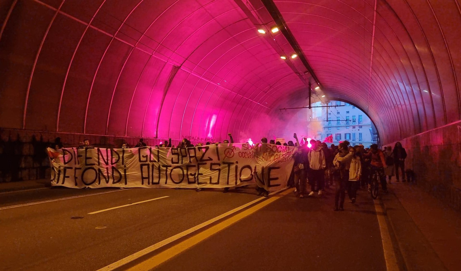 Sabato di cortei, tra centri sociali e no green pass: disagi per il traffico