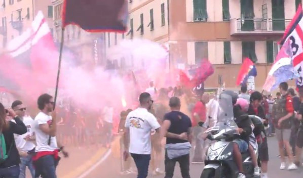 Genoa: cori e bandiere, il corteo dell'orgoglio rossoblù