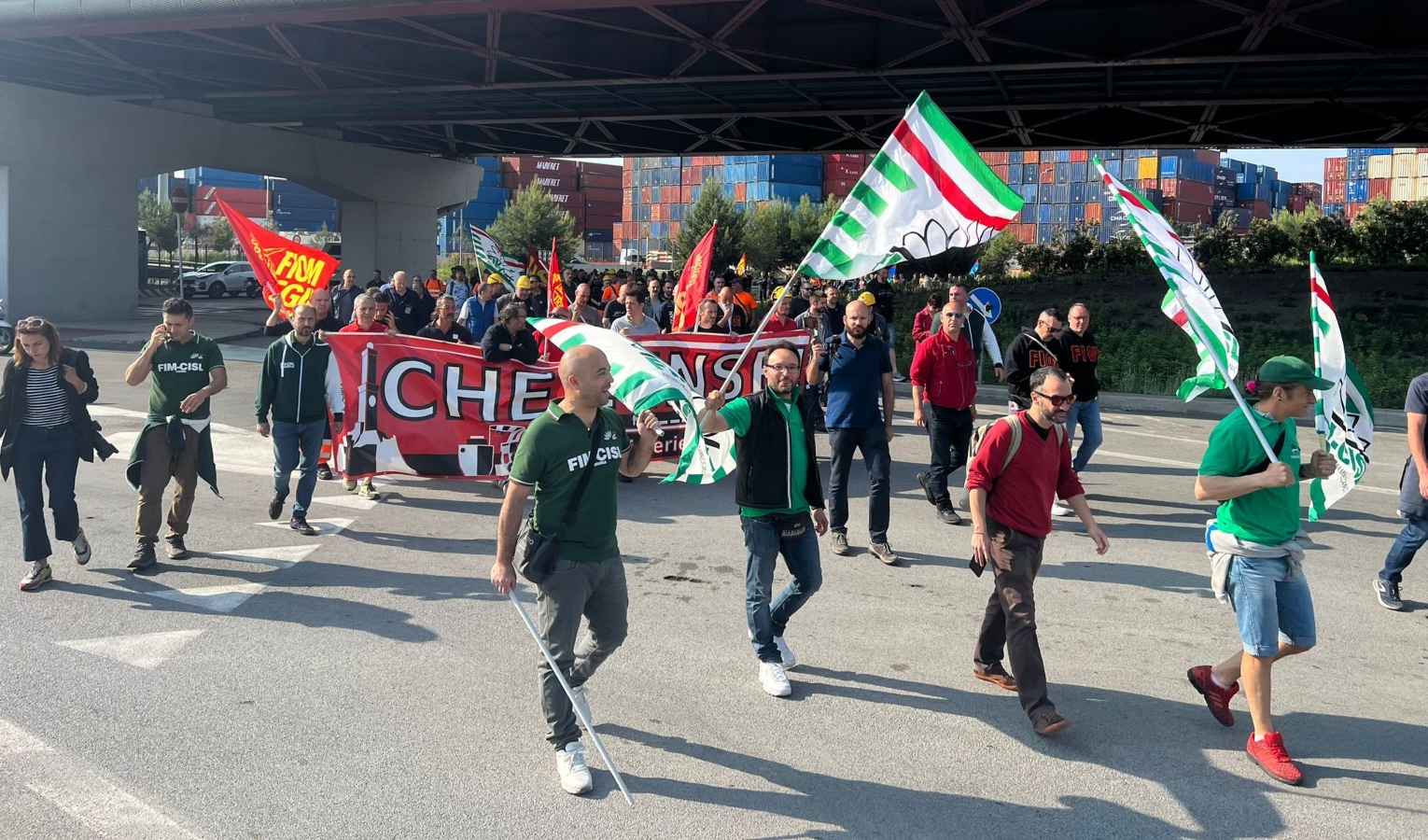 Ex Ilva, lavoratori in corteo a Cornigliano: dalla cassa integrazione al blocco ferie