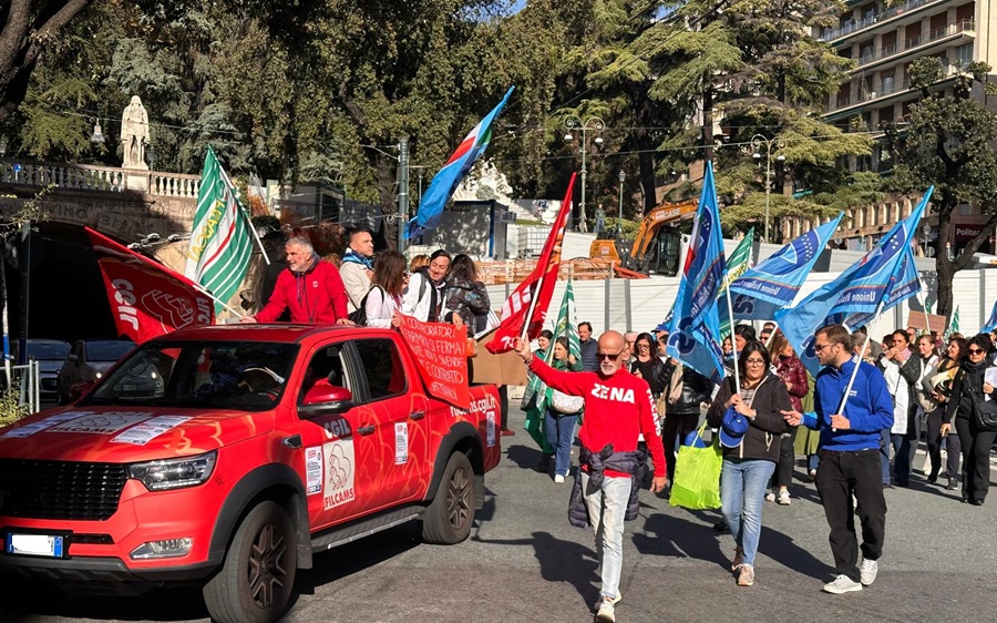 Sciopero farmacie private a Genova, oltre 200 lavoratori in piazza per il rinnovo del contratto