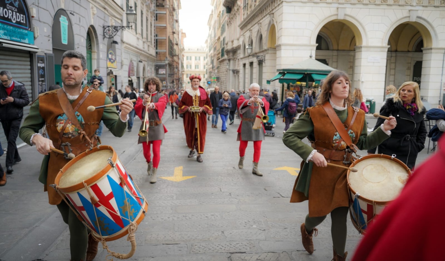 Genova, per le vie della città il corteo dei Magi e tre presepi viventi