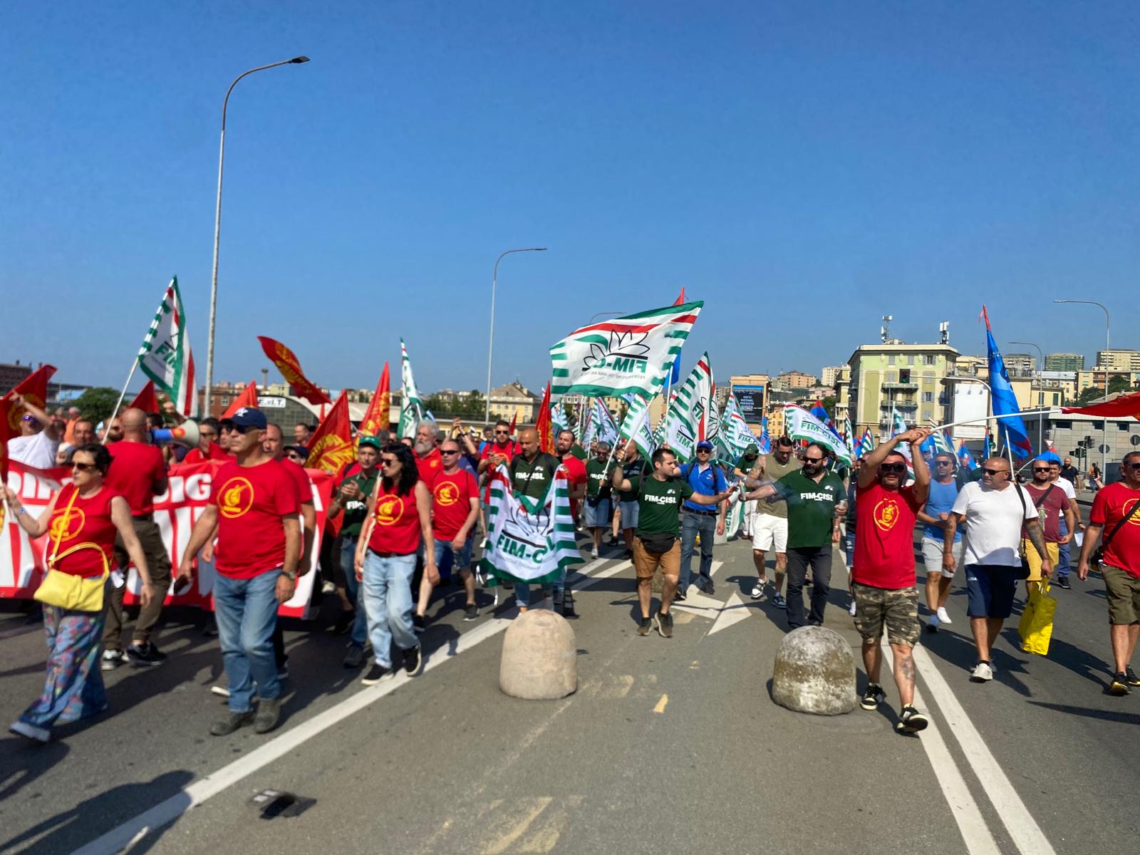 Sciopero, corteo e presidio a Genova: traffico nel caos a Ponente