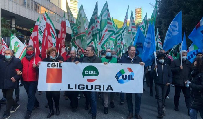 Genova, corteo dei sindacati contro le manovre del Governo Draghi