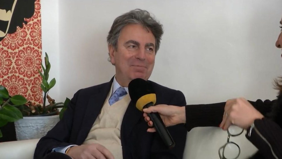 Beppe Costa, presidente dei Terminalisti di Genova Un uomo con un microfono davanti alla bocca