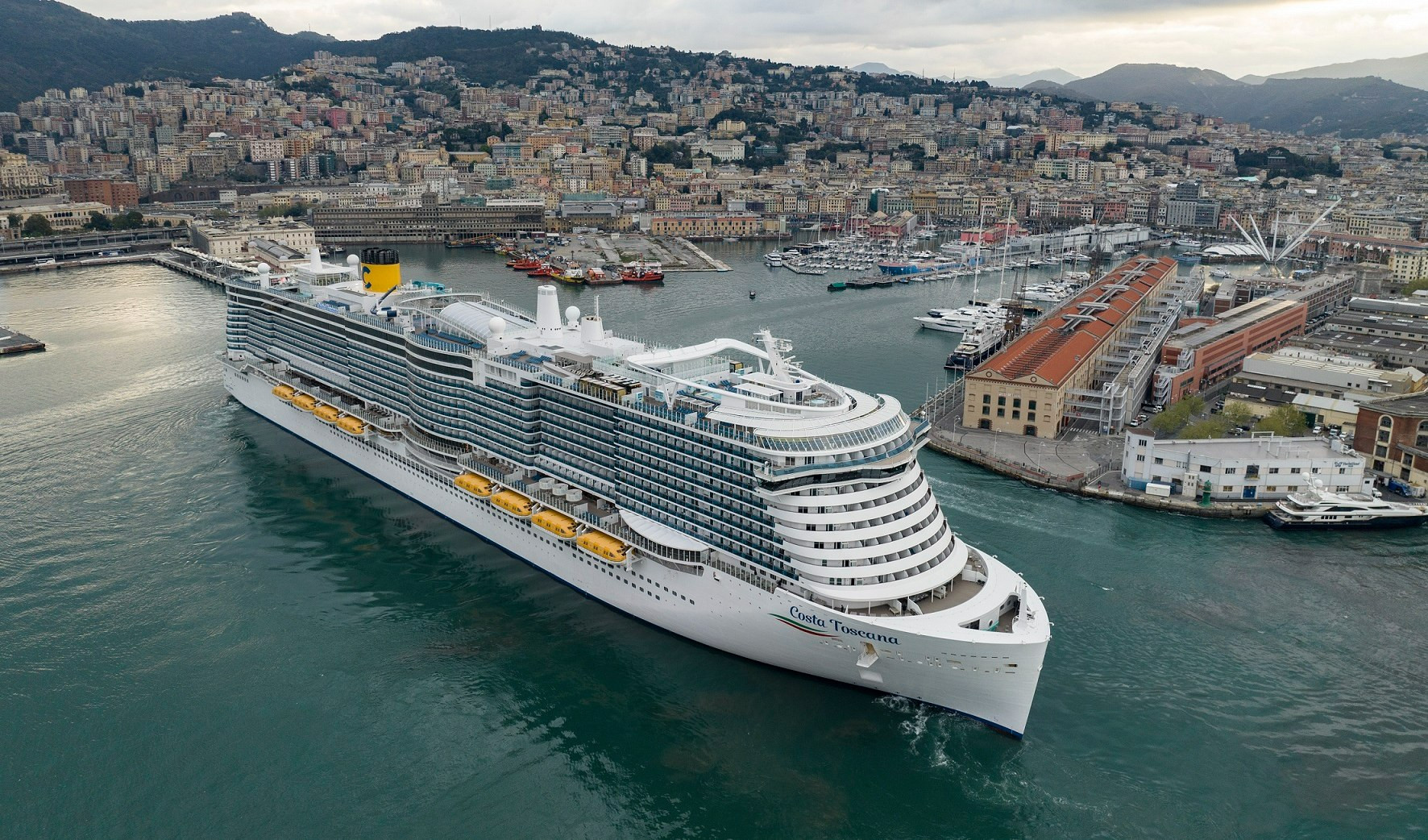 Costa Toscana, l'ammiraglia della flotta, debutta a Genova