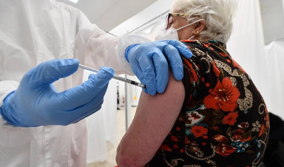 Covid, Liguria: meno positivi, più ricoverati, vaccinazioni quasi ferme