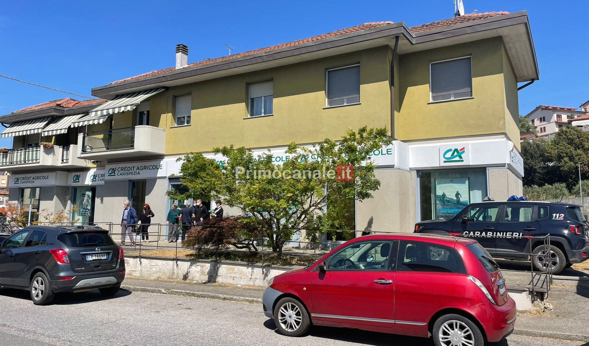 Rapina in banca con ostaggi a Vezzano Ligure: si cercano i quattro banditi