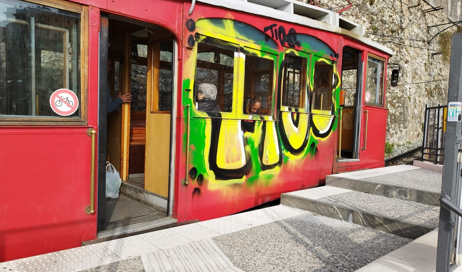 Carrozza cremagliera di Granarolo nuovamente vandalizzata con i graffiti