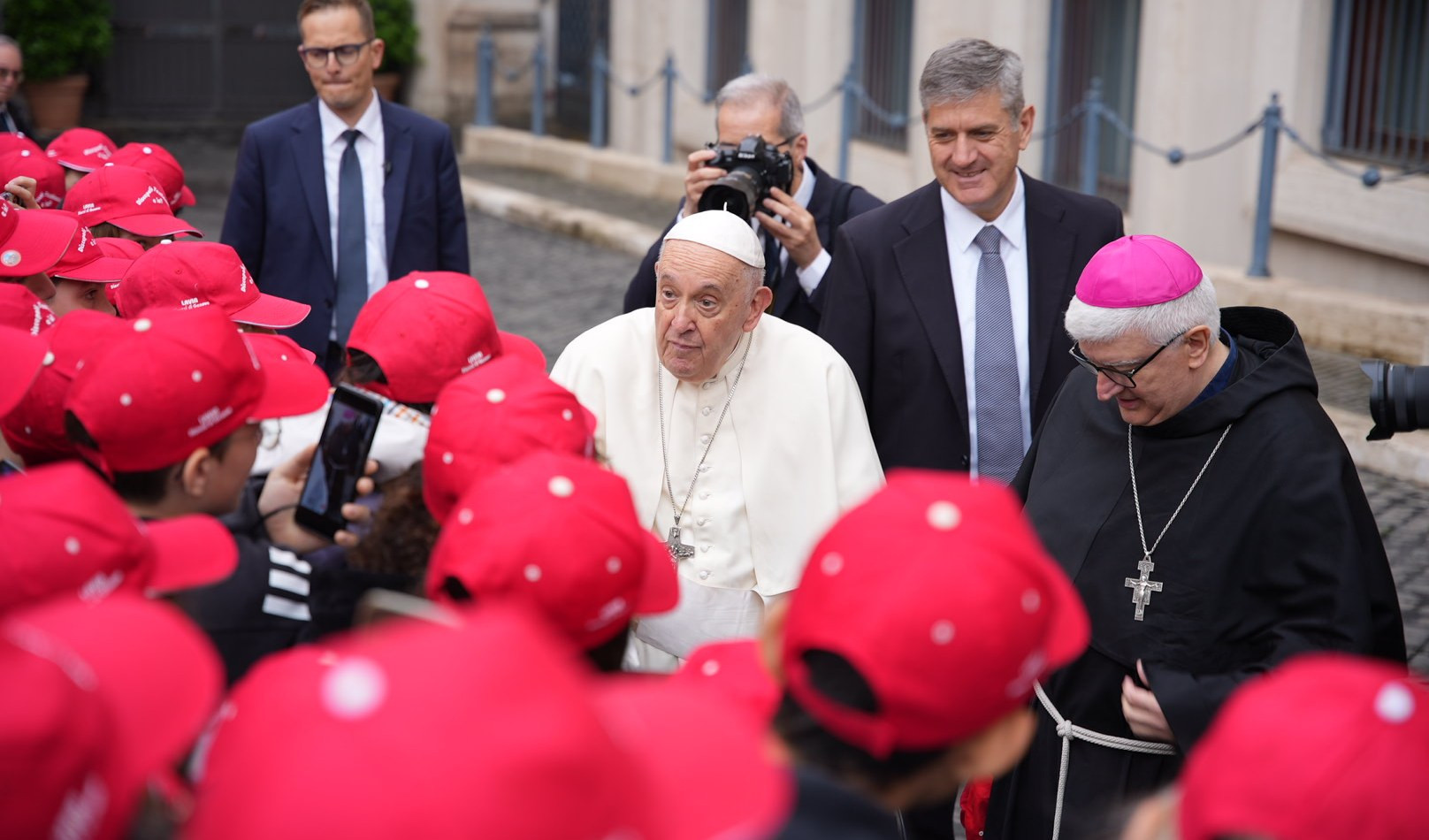 Il Papa e i cresimandi di Genova: 