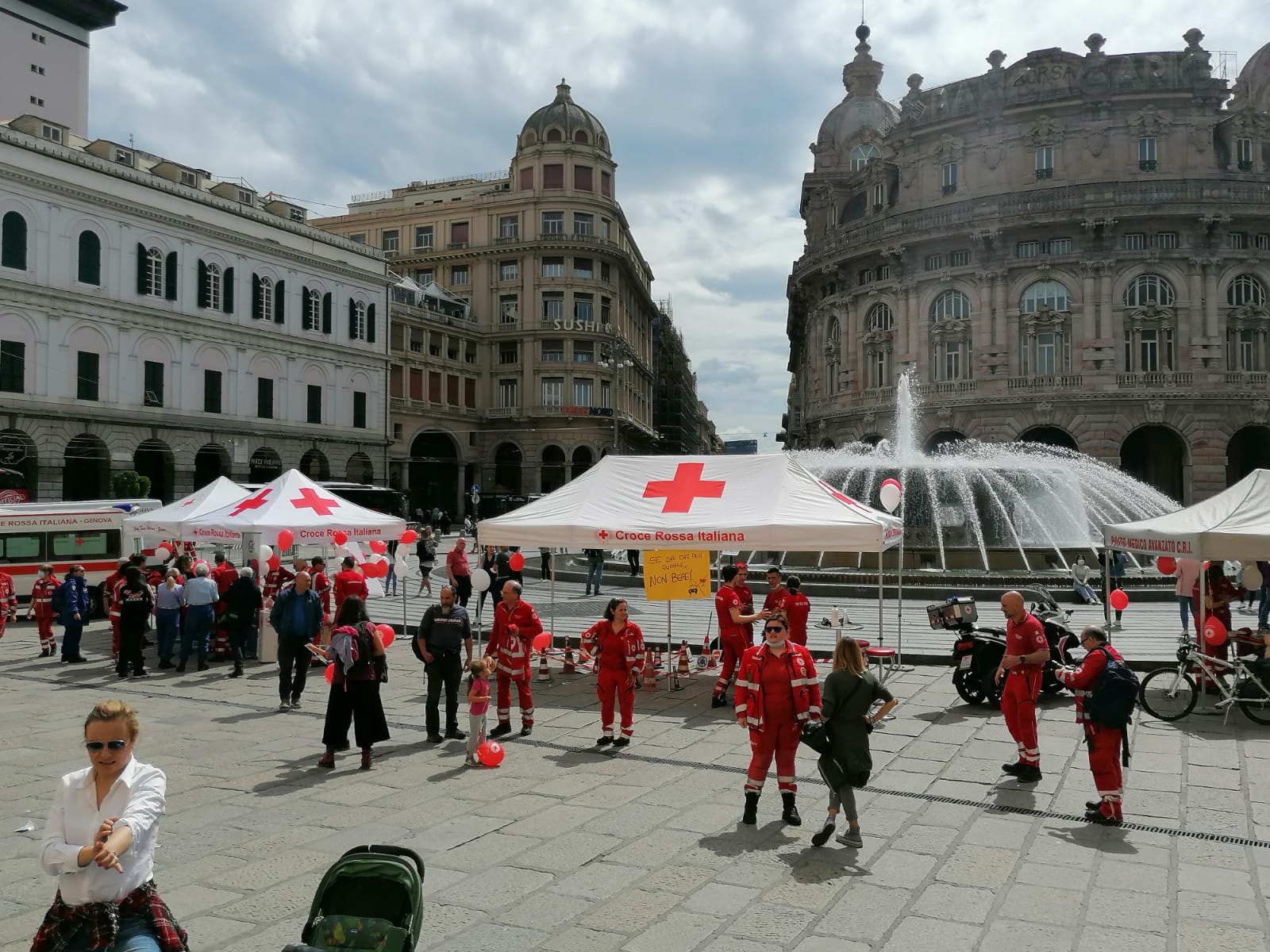 Genova, fontana di De Ferrari rossa in onore della Croce Rossa