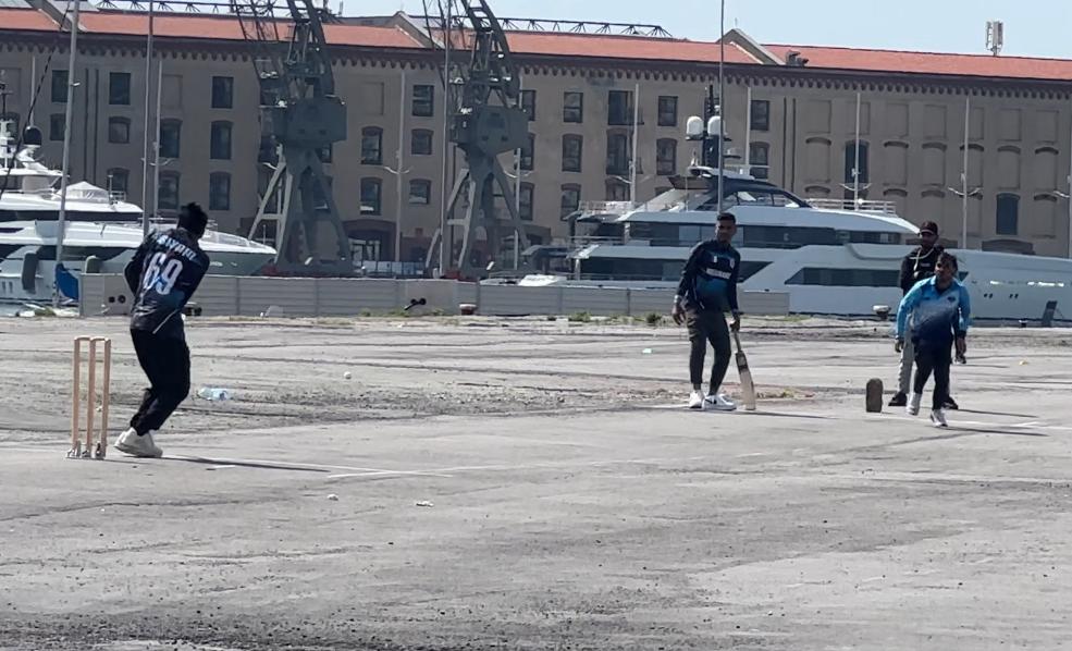 A ponte Parodi le sfide di cricket dei bangladesi (genoani) di Genova