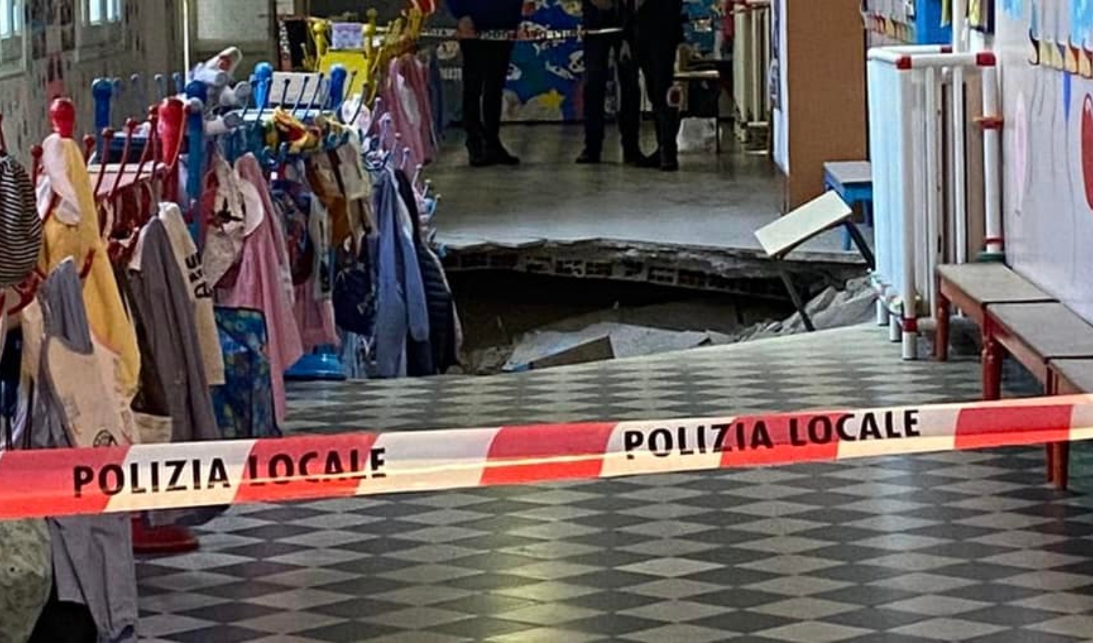 Chiavari, crolla corridoio nell'asilo Delpino: 75 bimbi da ricollocare