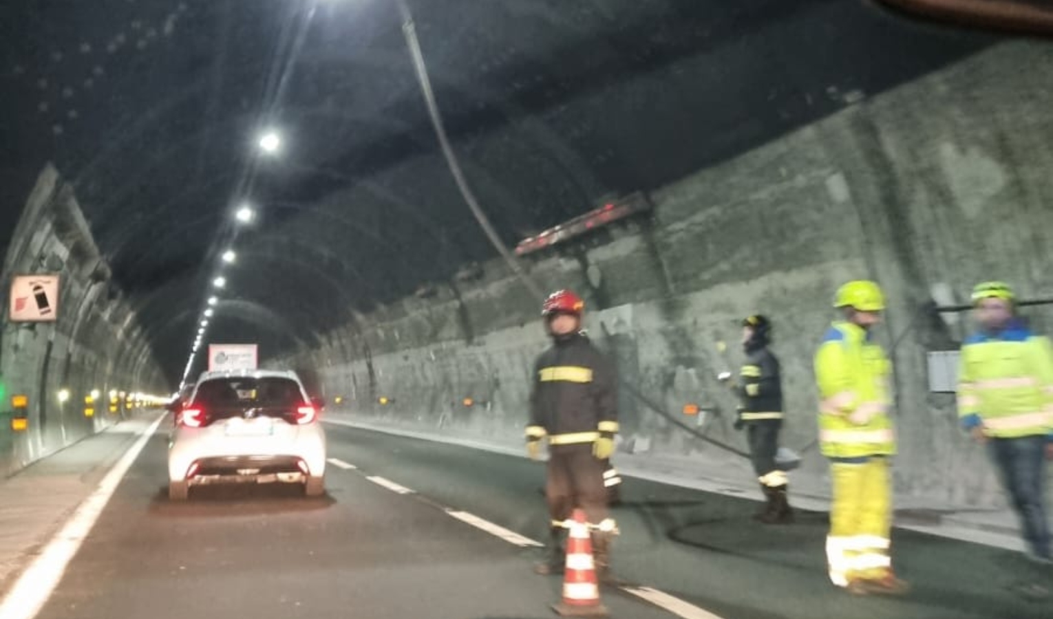 Caos autostrade, camion trancia cavo in una galleria della A12