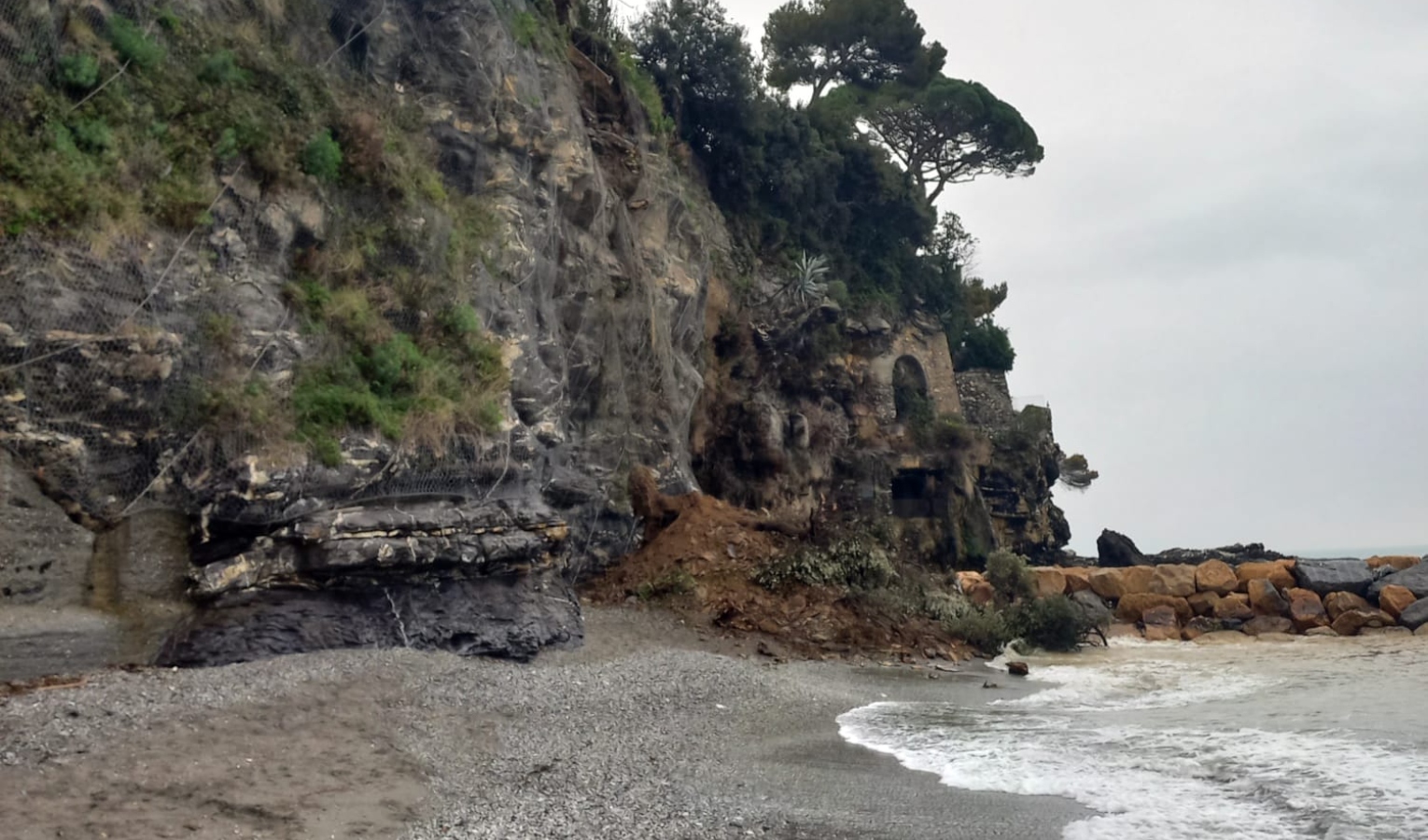 Paura a Sori, parte di falesia frana in spiaggia