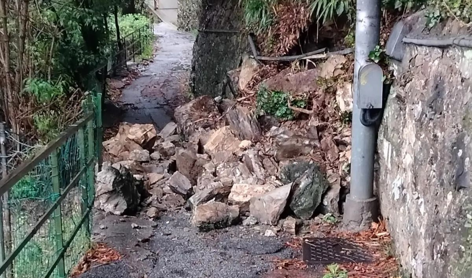 Pioggia, crolla muro in via Motta: tecnici al lavoro 
