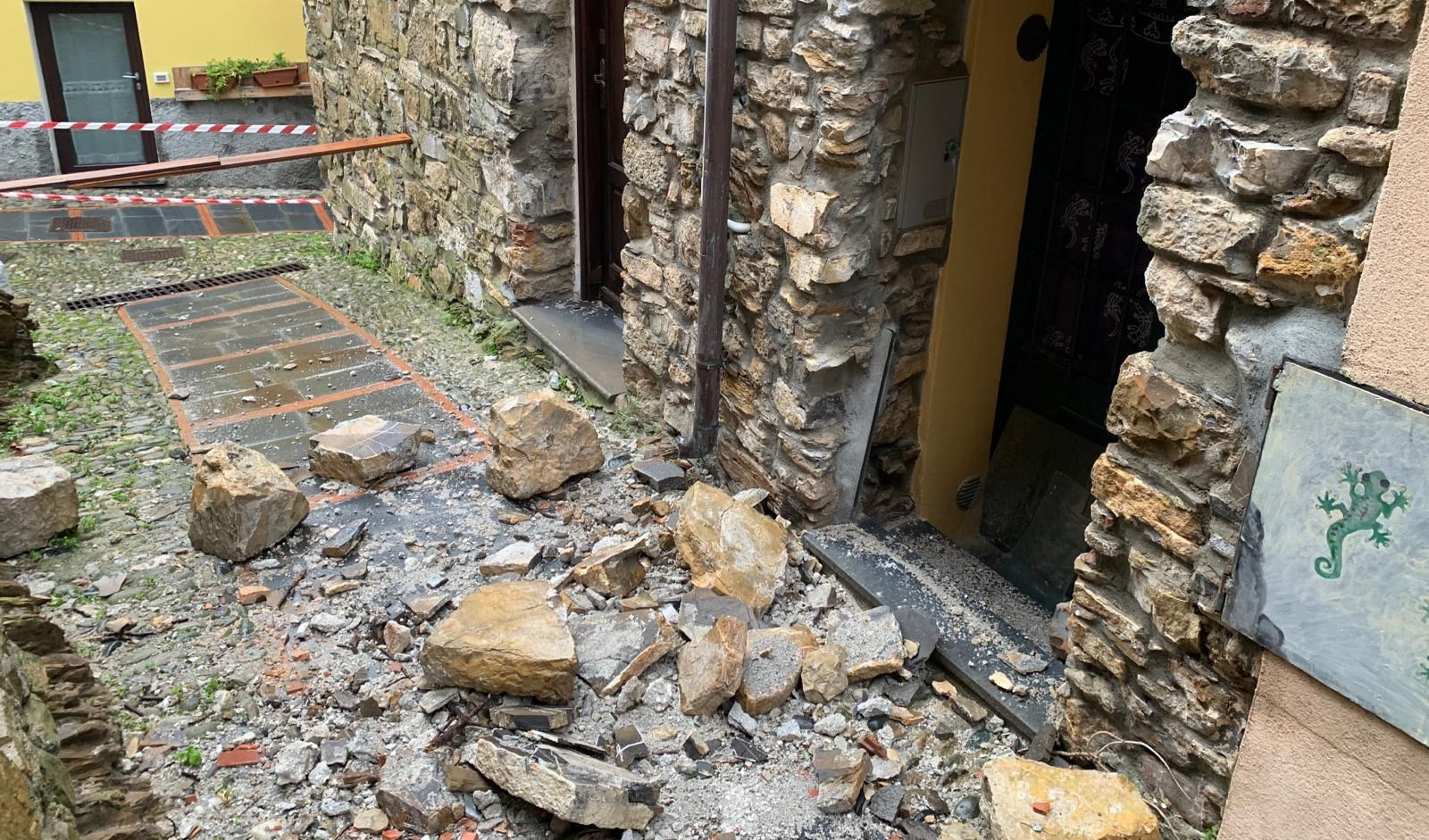 Maltempo, crolla muro della sagrestia della chiesa di Cipressa