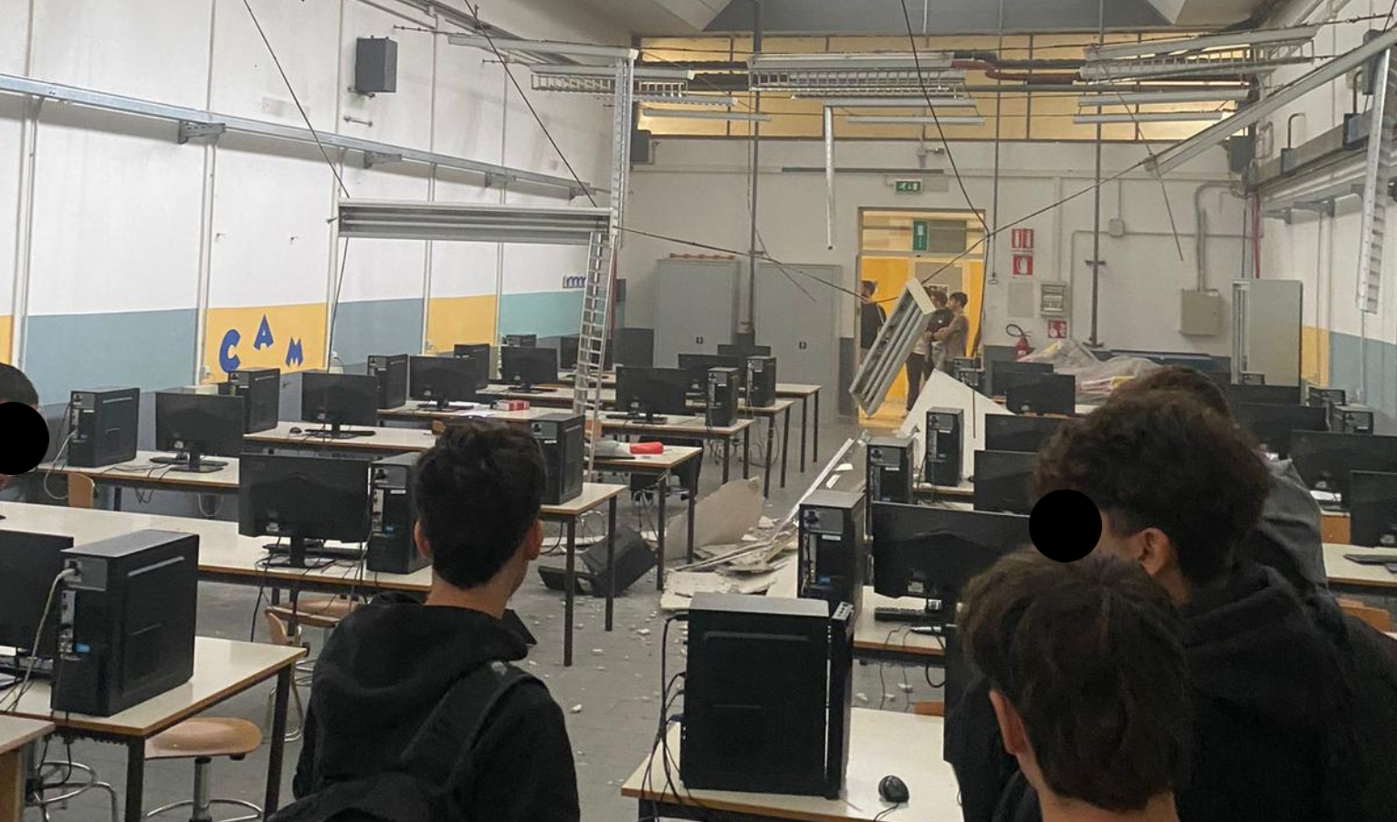 Crolla soffitto in classe in un istituto della Spezia, insegnante salva gli studenti