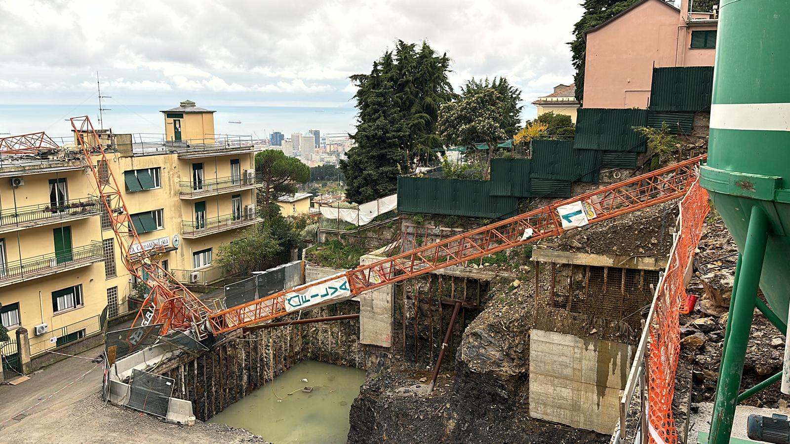La residenza per anziani danneggiata dal crollo della gru del cantiere aperto per costruire dei residence