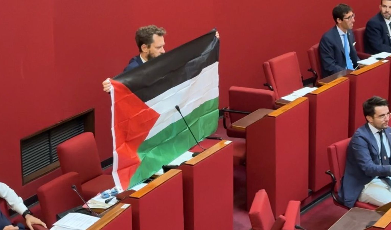 Genova, consiglio comunale ancora compatto su Gaza. Crucioli consegna bandiera della Palestina al sindaco