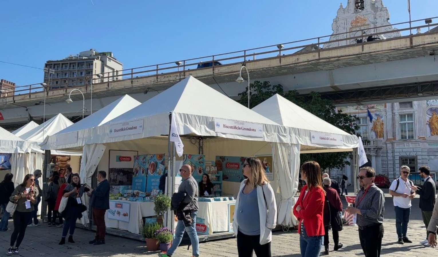 Cucina Liguria 2024 al Porto Antico tra pesto, piante e ceramica