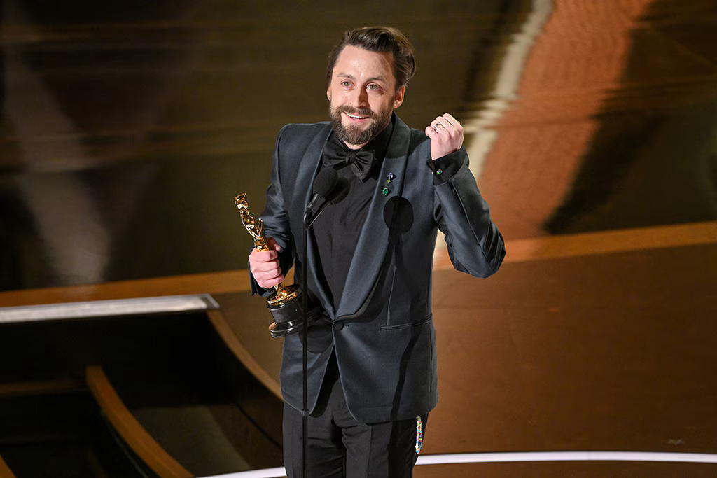 Kieran Culkin con l'Oscar vinto come miglior attore non protagonista Un uomo con l'Oscar in mano