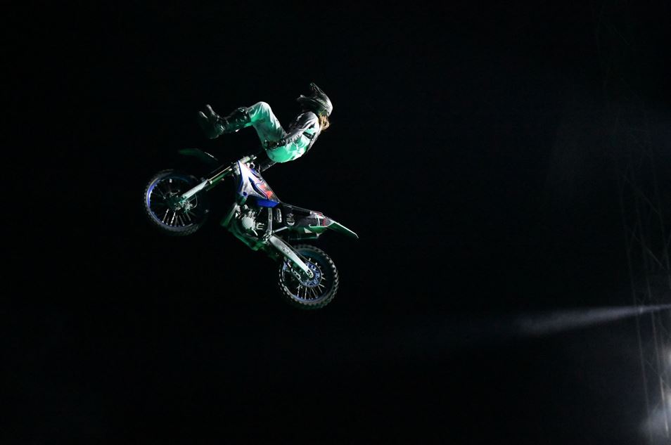 Una scena di "ON AIR – Liberi Di..." Una moto che vola