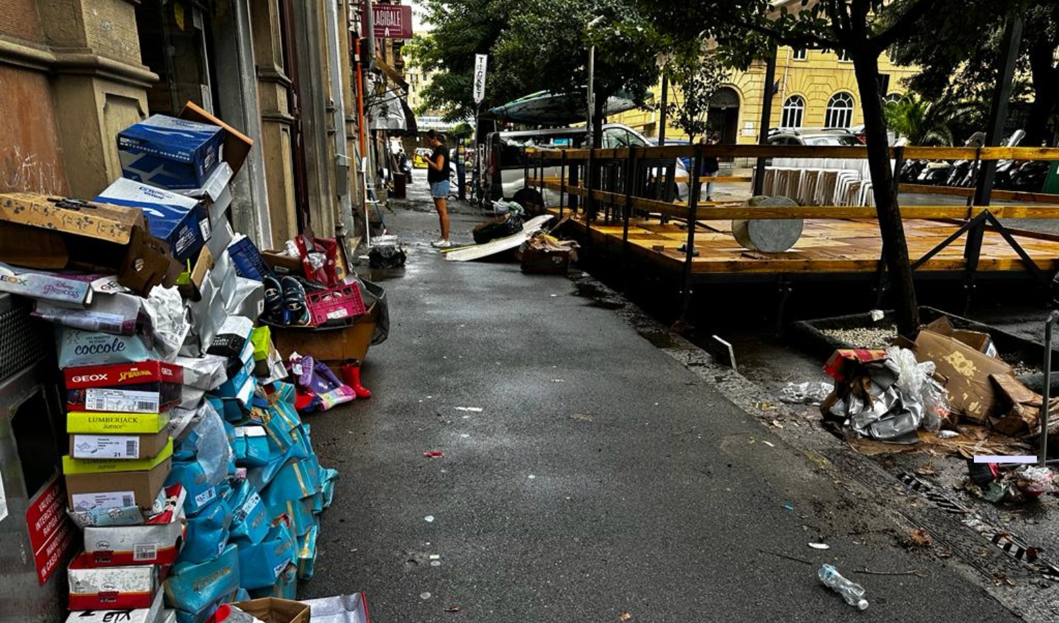 Maltempo, Amiu al lavoro a Genova tra i negozi alluvionati