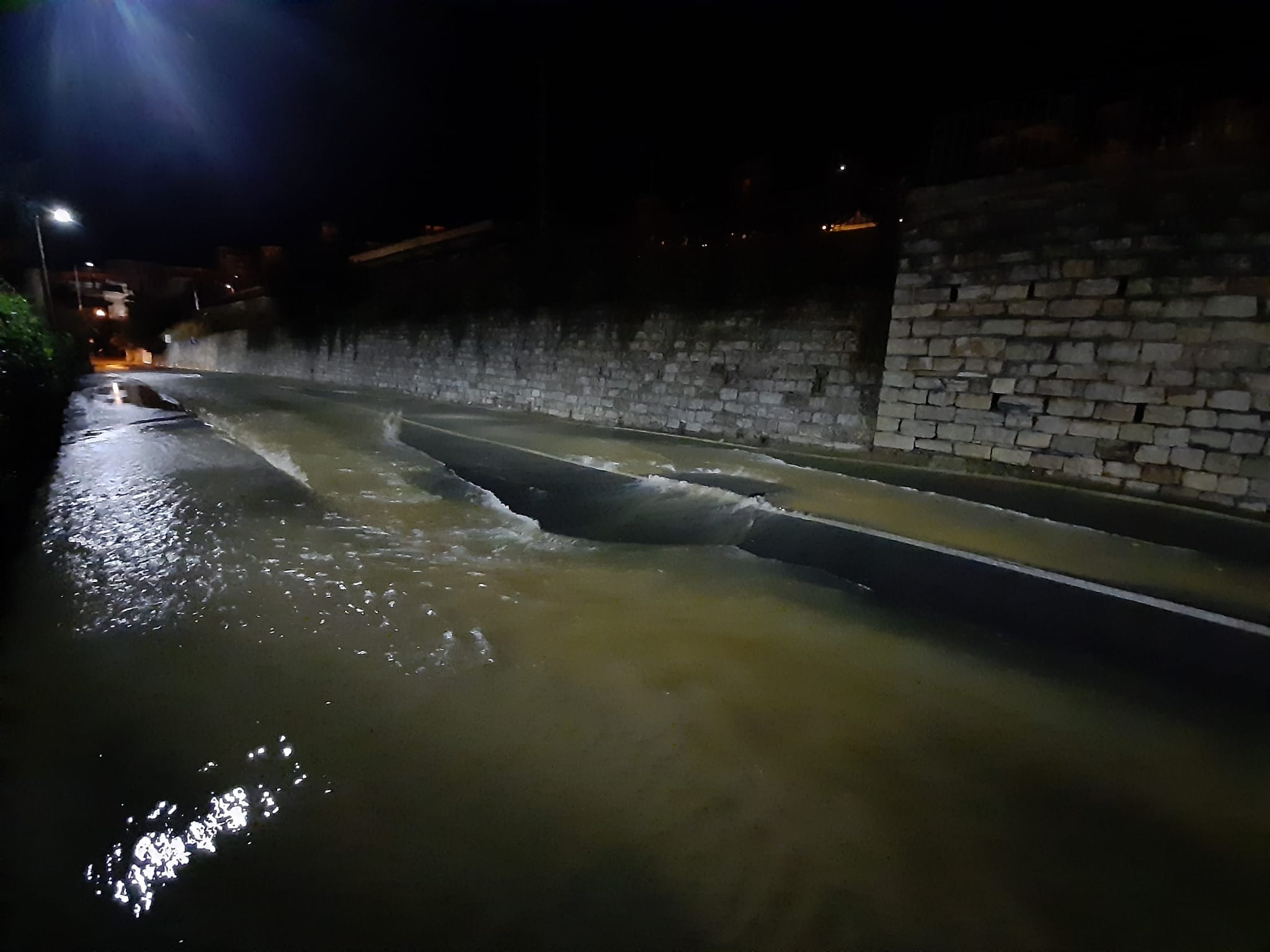 Si rompe una tubatura, acqua invade via 5 Maggio. Rimandati i lavori a levante