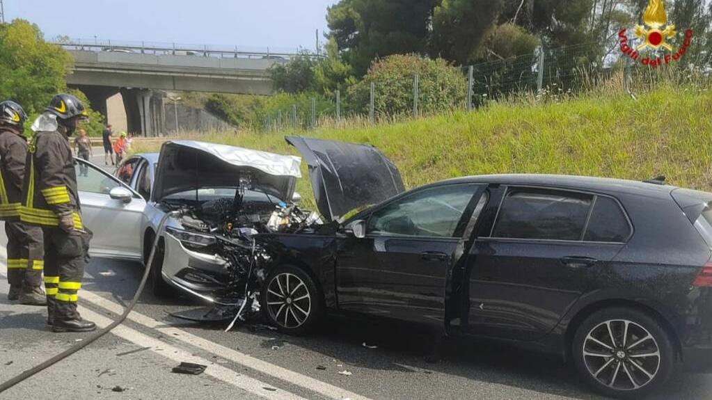 Incidente frontale al casello di Savona, bimbo in elicottero al Gaslini