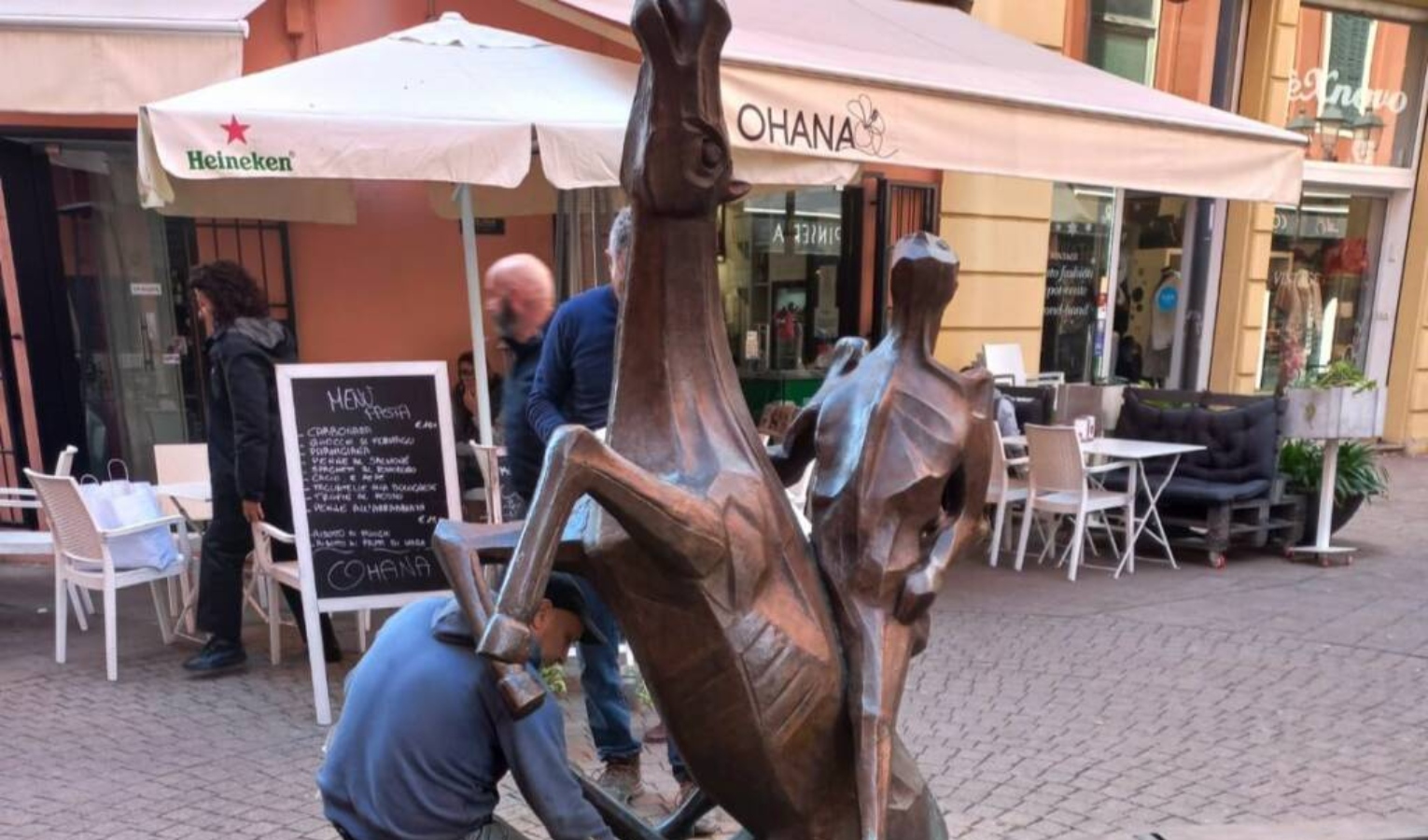 Danneggia scultura di De Feo a Ventimiglia: denunciato 44enne