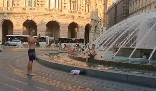 Genova, bagno e gioco del pallone a De Ferrari: la sera esagerata di due turisti