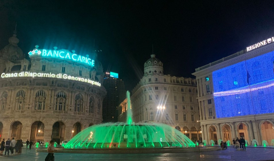 Genova, la fontana di De Ferrari si tinge di verde per combattere la SLA