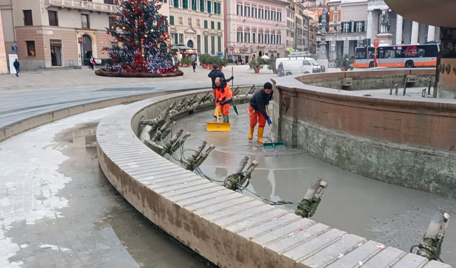 Piazza De Ferrari: dopo la festa di Capodanno maxi pulizia per la fontana