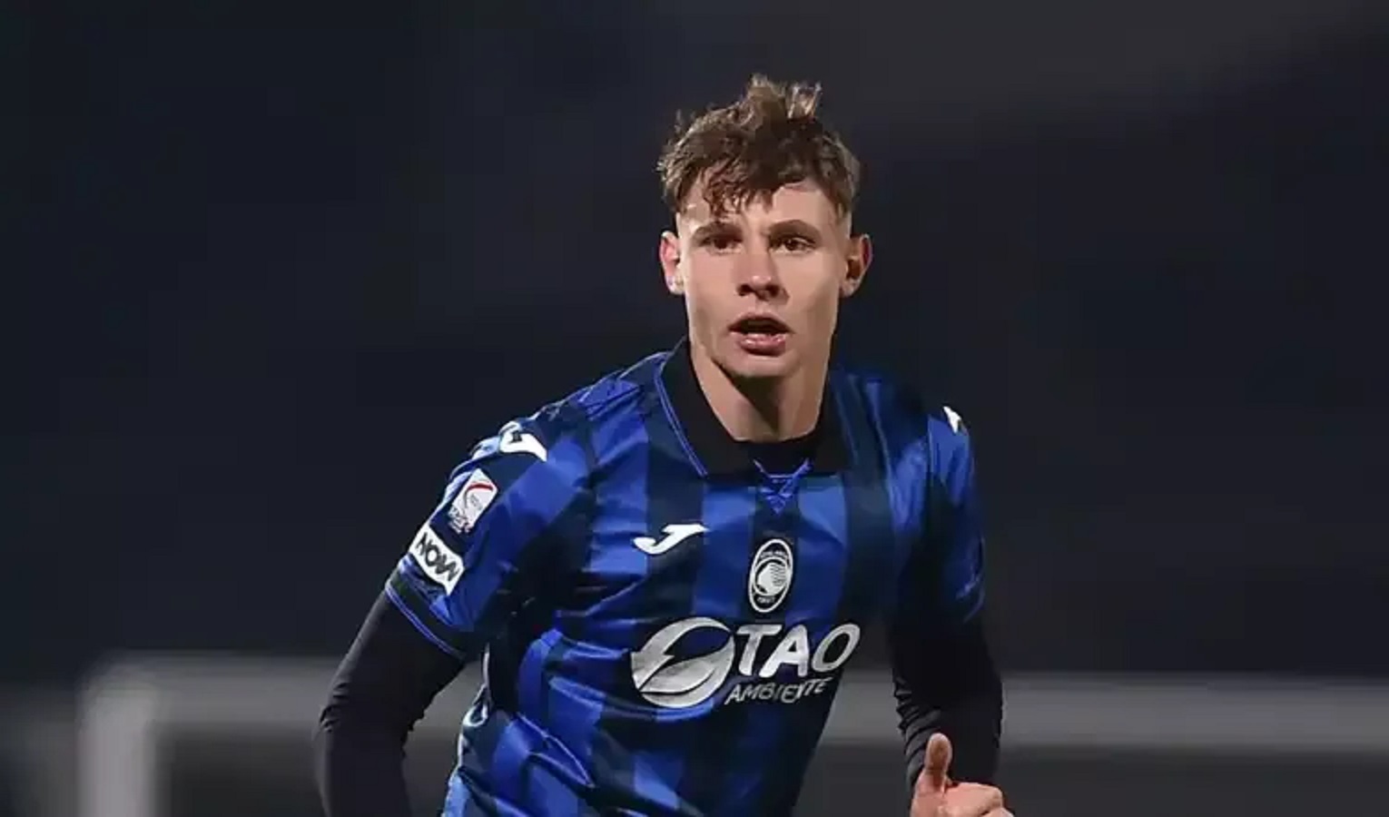 Un calciatore in maglia nerazzurra