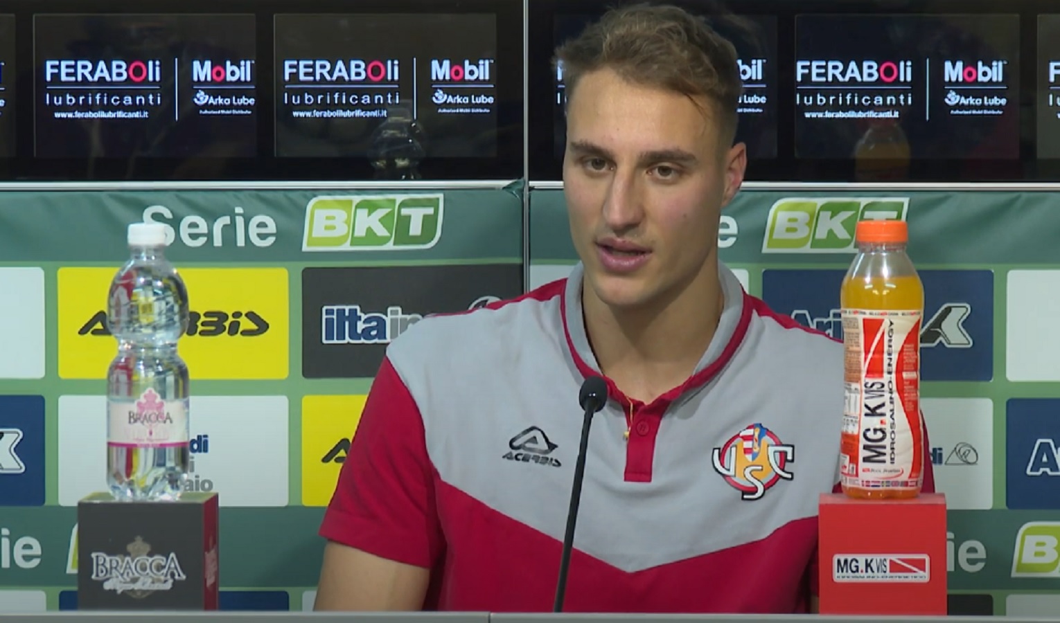 Un uomo seduto parla in una conferenz