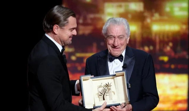 Un uomo consegna un premio ad un altro uomo