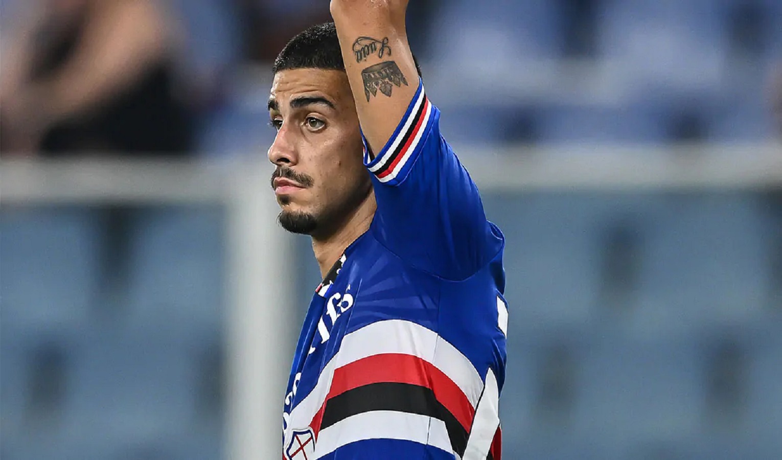 Fabio Depaoli Un calciatore della Sampdoria alza un braccio