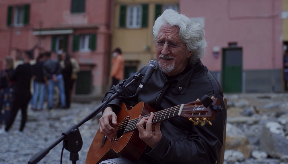 La piazza di Primocanale: l'omaggio a Vittorio De Scalzi da Boccadasse