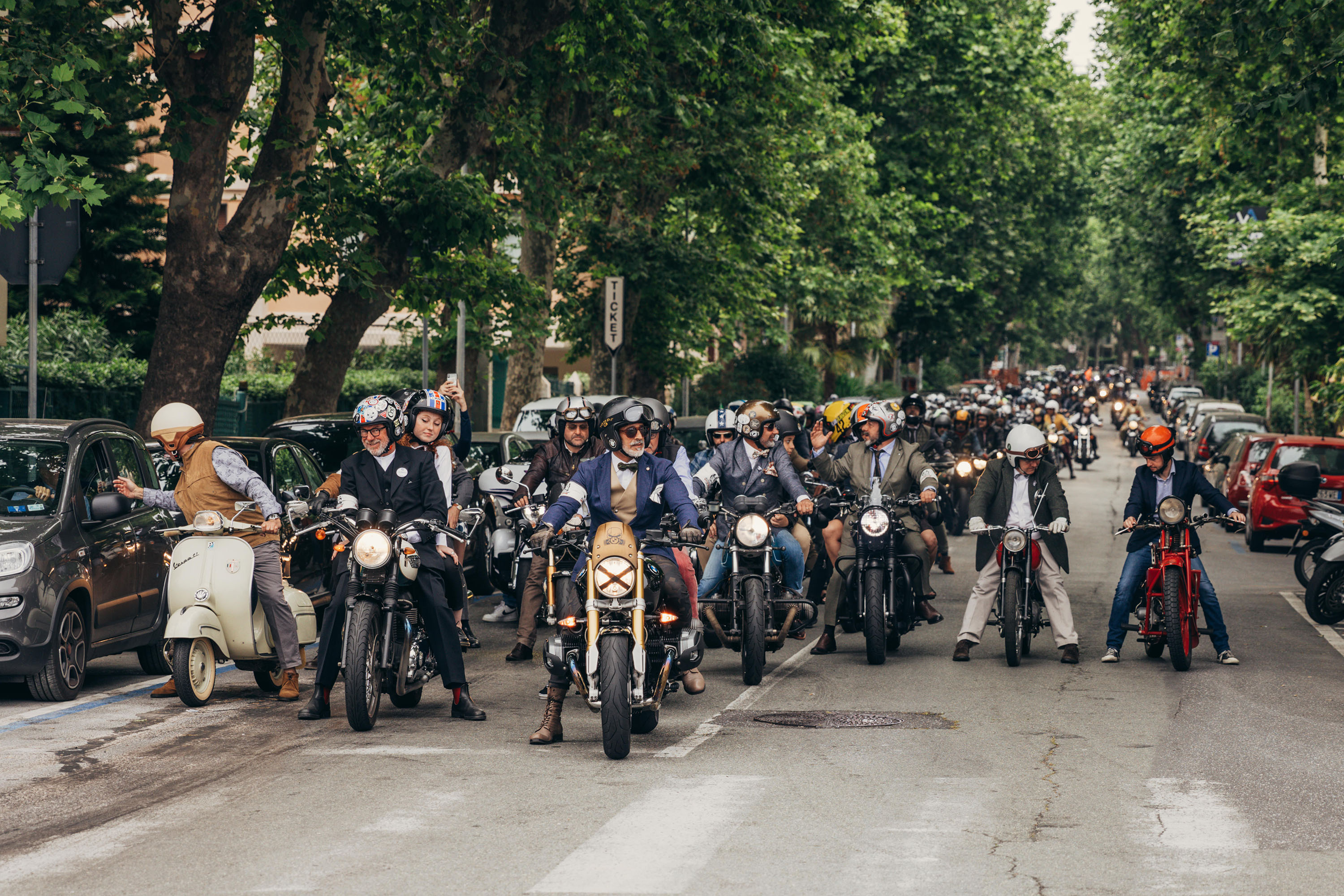 Genova, in moto vestiti eleganti per raccogliere fondi per la ricerca