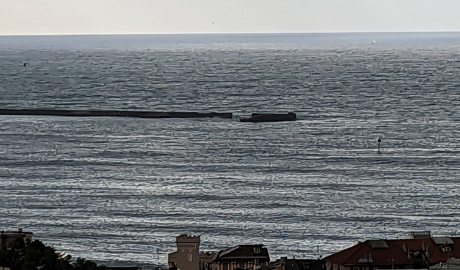 Genova, la mareggiata abbatte un piccolo pezzo di diga