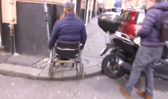 Genova città proibita per i portatori di handicap in carrozzina